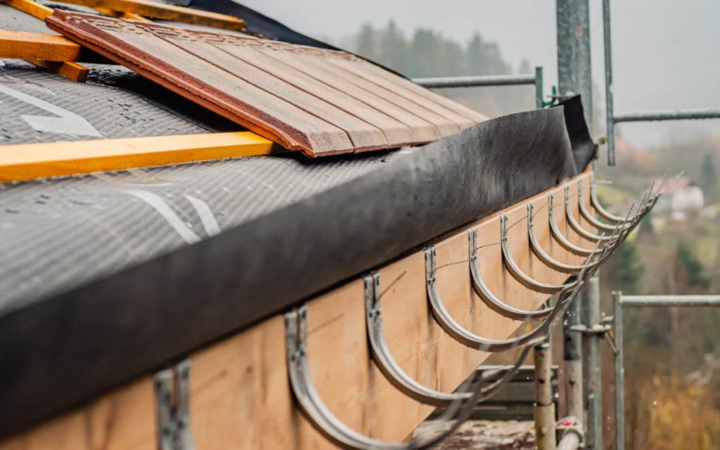 Gouttières aluminium posées sur toiture